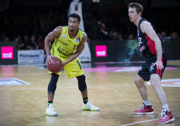 出了暂停比 出了暂停比